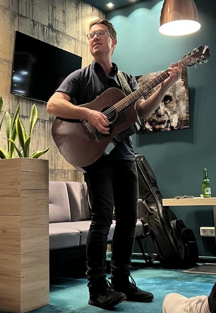 Auftritt mit Akustikgitarre im Ladenlokal von hoffmann und brillen zur Shoppingnacht 2023