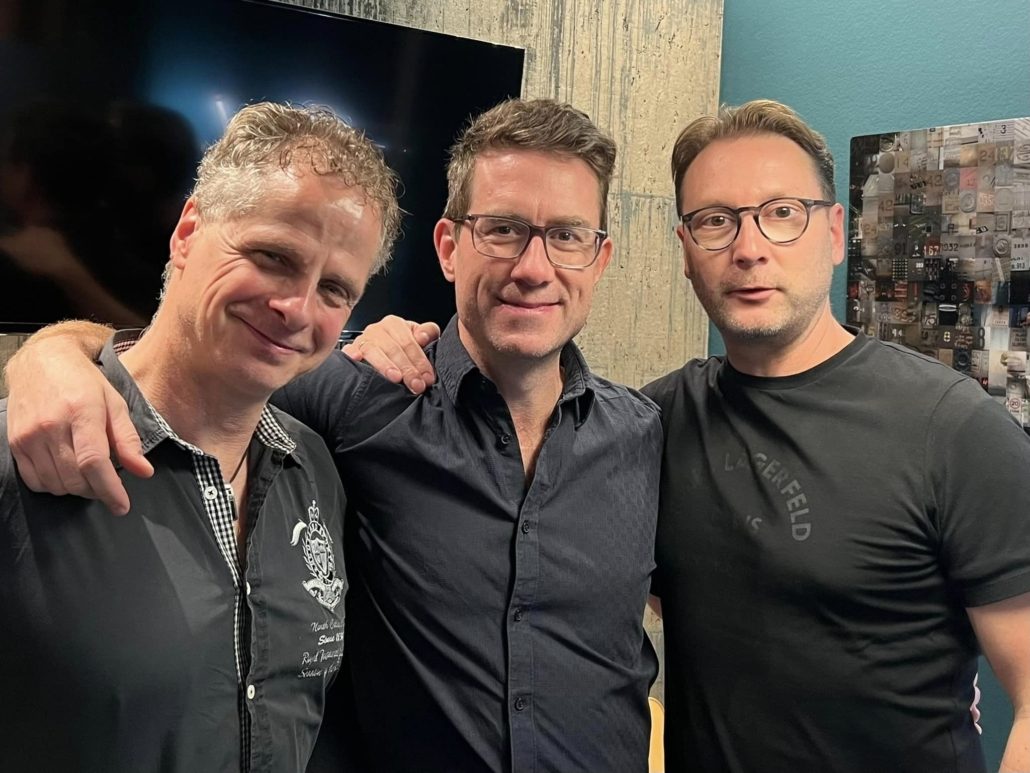 Erinnerungsfoto mit Erik Penny und Uwe Kolberg nach dem Wohnzimmerkonzert 2023