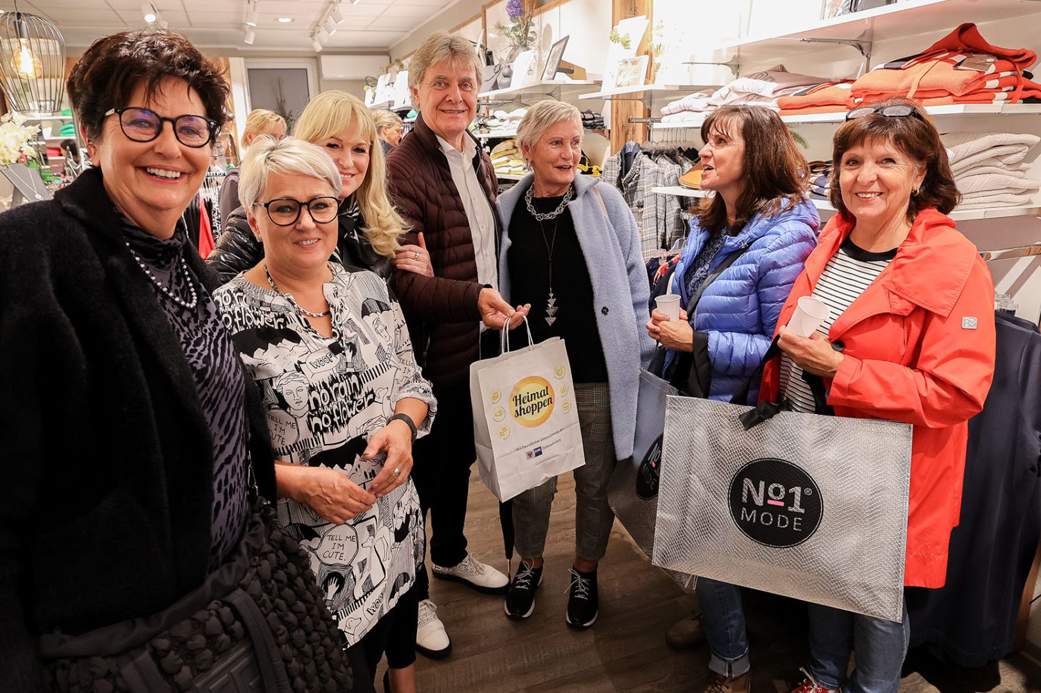 Gäste der 19. Eberswalder Shoppingnacht am 6. Oktober 2023 in der Innenstadt von Eberswalde